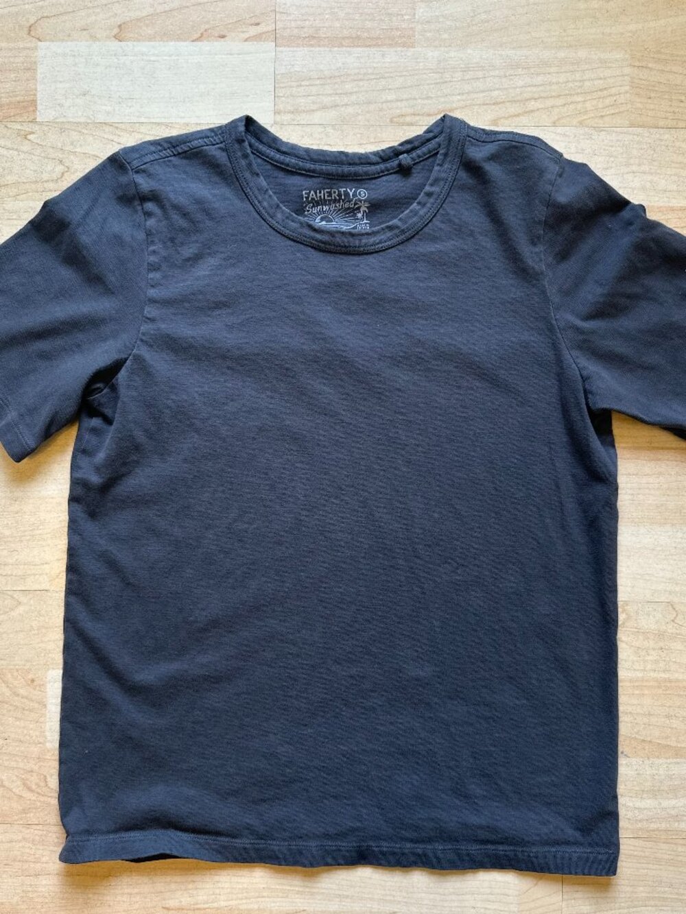 Faherty Sunwashed Essential Tee (Washed Black) size - S